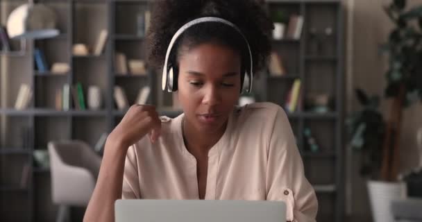 Afrykański student komunikuje się z mate przez videocall aplikacji na laptopie — Wideo stockowe
