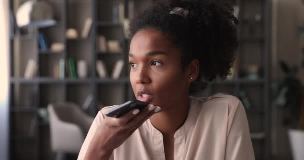 Αφρικανική γυναίκα κρατώντας smartphone αφήσει ηχητικό μήνυμα φωνής σε φίλο — Αρχείο Βίντεο