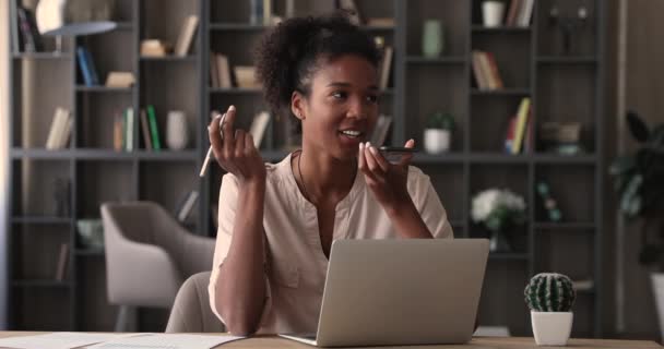 Afrikaanse zakenvrouw in gesprek met klant op moderne smartphone luidspreker — Stockvideo