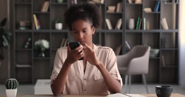 Mujer africana uso de teléfono inteligente se siente feliz por la oferta en línea fresco — Vídeos de Stock