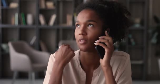 Atraente jovem mulher africana falar ao telefone — Vídeo de Stock