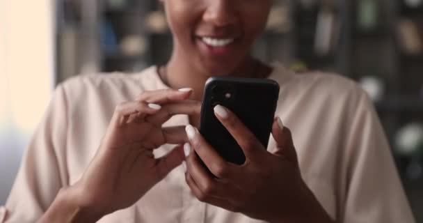 Primer plano de las manos de mujer africana sosteniendo el teléfono inteligente — Vídeos de Stock