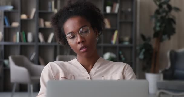 Afrikanerin, die am Laptop arbeitet, fühlt sich müde und nimmt Brille ab — Stockvideo