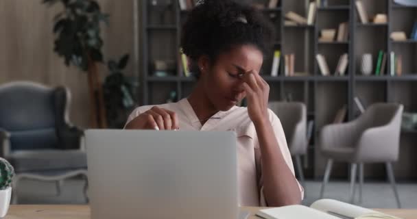 Mujer africana agotada quitándose los anteojos descansando de la computadora portátil — Vídeo de stock