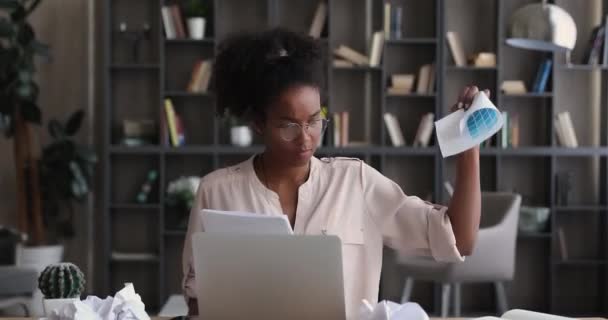 Stres africké ženy házet dokumenty cítí nervózní termín splatnosti — Stock video