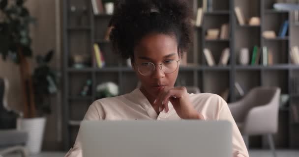 Femme africaine pensive travaillant sur la stratégie de réflexion de projet, idées créatives — Video