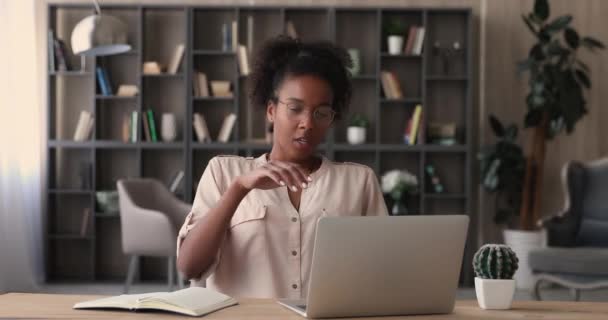 アフリカの実業家は、オフィスの椅子にもたれて休むコンピュータの仕事を終えた — ストック動画