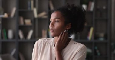 Portre Afrikalı kadın düşüncelerde kaybolan mesafeye bakıyor.