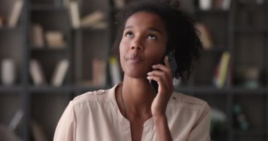 Afrikalı kadın telefonda kişisel konuşmalardan hoşlanır.