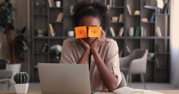 Moe van Afrikaanse vrouwelijke werknemer met zelfklevende notities op haar ogen — Stockvideo