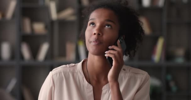 Afrikansk kvinna njuta av personliga samtal samtal på telefon — Stockvideo