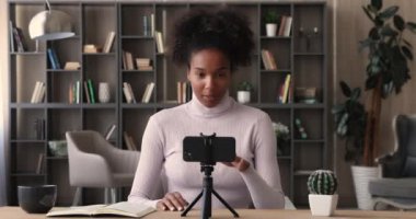 Yeni akıllı telefon video bloğundaki mutlu Afrikalı kadın video blogcusu kaydı