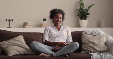 Afrikalı kadınlar boş vakitlerini kanepede televizyon izleyerek geçirirler.
