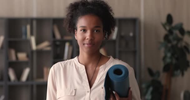 Glad afrikansk affärskvinna stående på kontoret med yogamatta — Stockvideo