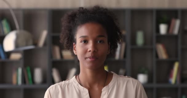 Foto de la cabeza retrato 25 mujer africana sonrisa en la cámara — Vídeos de Stock