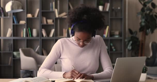 Afrikalı öğrenci üniversite sınavına çevrimiçi kursla uzaktan hazırlanıyor. — Stok video