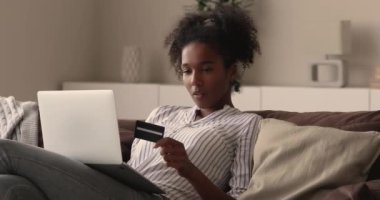 Afrikalı bir kadın internetten kredi kartı ve laptop alıyor.