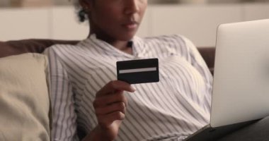 Afrikalı kadın internet üzerinden kredi kartı ve laptop satın alımı kullanıyor