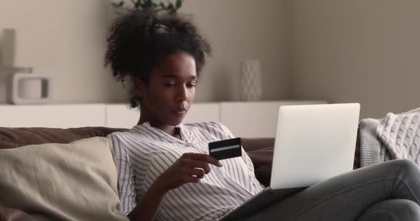 African woman experiencing problems during payment online with credit card — Stock Video