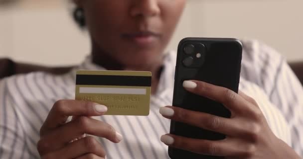 Mains rapprochées de femmes africaines tenant smartphone et données de carte — Video