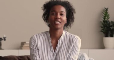 Mutlu Afrikalı kadın evdeki uzak video konferansının tadını çıkarıyor.