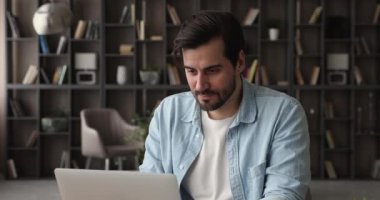 İşadamı laptoptaki e-postayı okudu ve iyi haberlerle mutlu oldu.