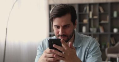 Genç adam mesajları fantastik bir ticari teklifle okudu.