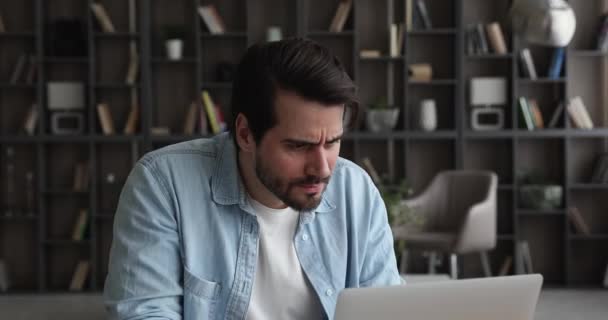 Homem trabalhando no laptop se sente com raiva devido a nenhum acesso à Internet — Vídeo de Stock