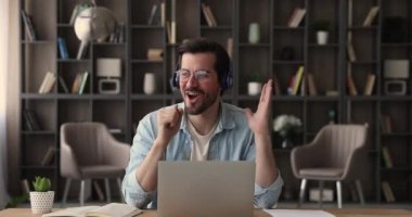 İşyerinde dinlenen adam şarkı söyler kulaklıkla müzik dinler.