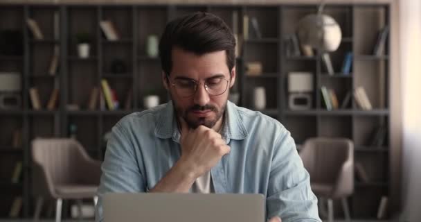 Umtriebiger Geschäftsmann von Computerarbeit abgelenkt, grübelnd in die Ferne schauen — Stockvideo