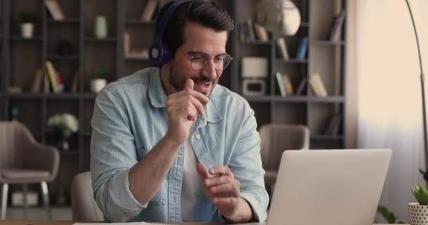 Homem usando fones de ouvido e-learning com tutor online por videocall — Vídeo de Stock