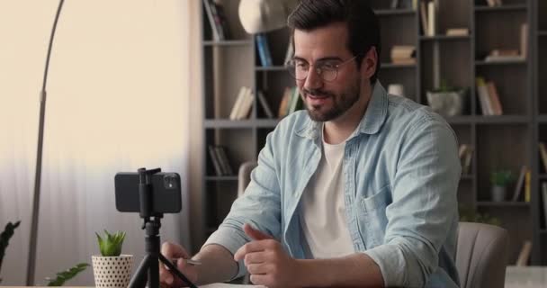 Blogger habla con cámara graba nuevo video vlog en smartphone — Vídeo de stock