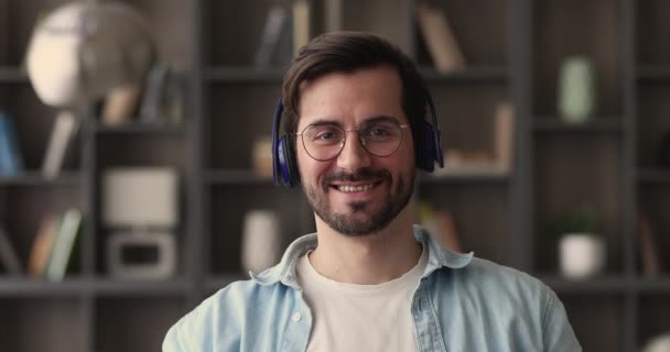 Hombre retrato de la cabeza en auriculares iniciar videollamada — Vídeos de Stock