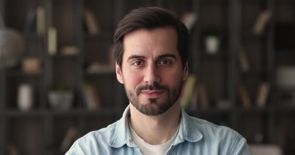 Cabeza retrato hombre de pie en la oficina sonriendo mirando a la cámara — Vídeos de Stock