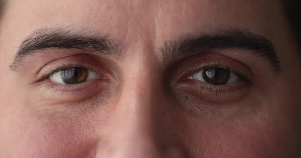 Extreme close-up uitzicht jonge Kaukasische man gezicht deel — Stockvideo