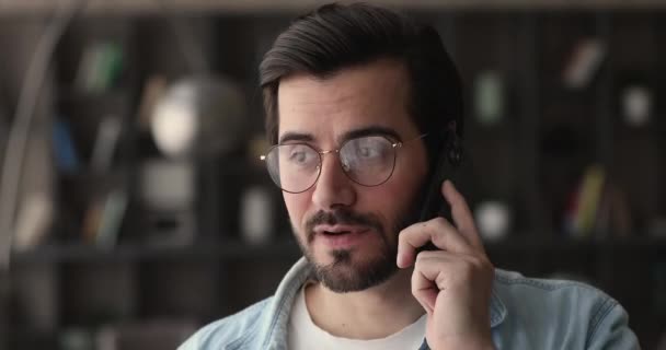 Закрыть обзор мужчина разговаривает по телефону — стоковое видео
