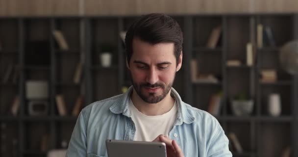 Homme d'affaires travaillant en utilisant un appareil tablette dans la salle de bureau moderne — Video