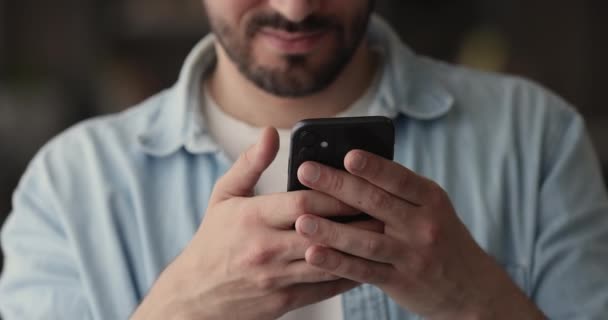 Vista cercana manos masculinas sosteniendo el teléfono móvil — Vídeo de stock