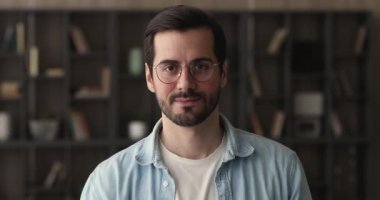 İnsan Kaynakları müdürünün kamerayı işaret etmesi seni seçiyor.