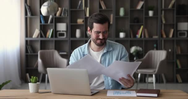 Employee hurrying finish paperwork, crumpling throwing papers feels stressed — Stock Video