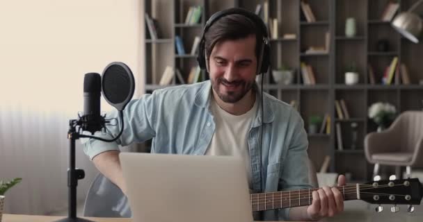 Άνθρωπος έναρξη τηλεδιάσκεψης σε φορητό υπολογιστή παίζει κιθάρα — Αρχείο Βίντεο