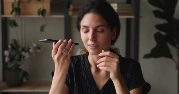 Frau hinterlässt Sprachnachricht per Telefon auf Smartphone — Stockvideo