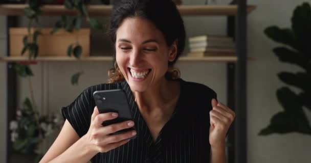 Femme recevant de grandes nouvelles sms se sent heureux célébrer le succès — Video