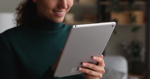 Closeup mulher segura em mãos tablet comprar bens na internet — Vídeo de Stock
