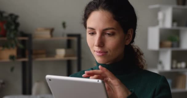 Mooie vrouw holding tablet apparaat glimlacht genieten van eenvoudige remote e-shopping — Stockvideo