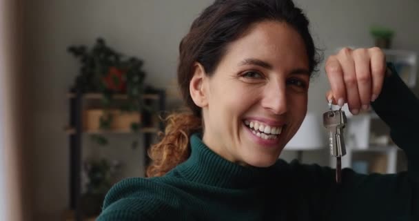 Webcam widok szczęśliwy kobieta pokazując klucze z nowego domu — Wideo stockowe