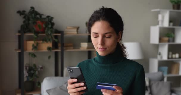 Vrouw met creditcard en mobiele telefoon maakt mobiele beveiligde betaling — Stockvideo