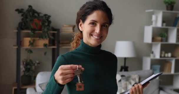 Žena s plánem ukazujícím svazek kláves před kamerou — Stock video
