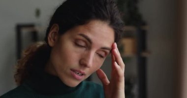 Yalnız başına duran stresli genç bir kadın hayat sıkıntılarını düşünür.