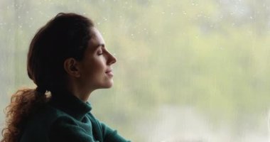 Kapalı profilli kadın gözleri nefes egzersizi yapıyor.